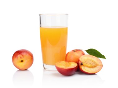 yakın çekim shot nektarin suyu ve yaprak ile dilimlenmiş