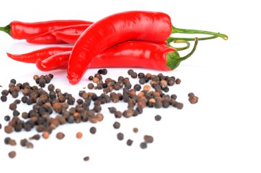 beyaz üzerine kırmızı biber ve kara biber perspektif görünüm