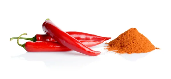 Wyśmienity chili pieprz, pieprz cayenne na białym tle — Zdjęcie stockowe