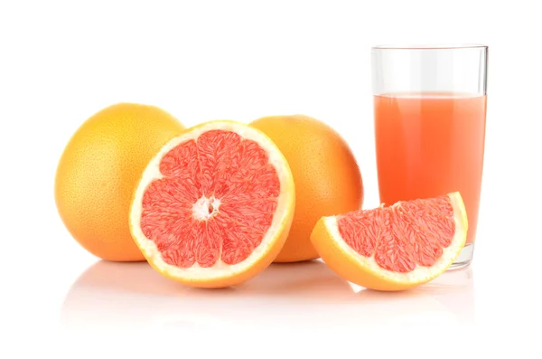 Estúdio tiro cortado três toranjas com suco isolado branco — Fotografia de Stock