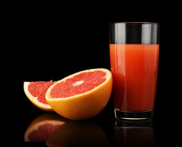 Estúdio tiro cortado três toranjas com suco isolado preto — Fotografia de Stock