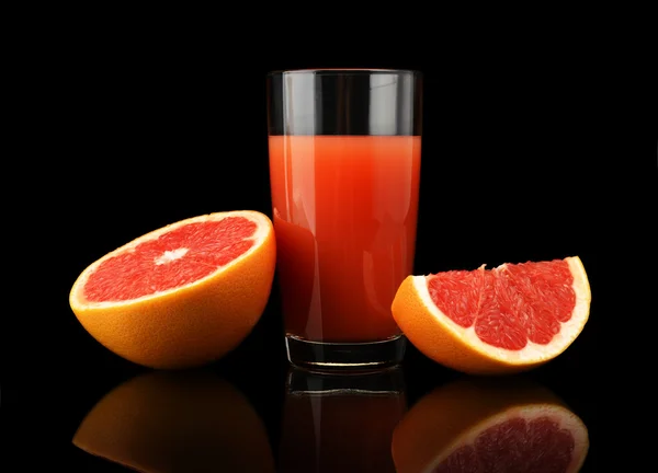Estúdio tiro cortado três toranjas com suco isolado preto — Fotografia de Stock