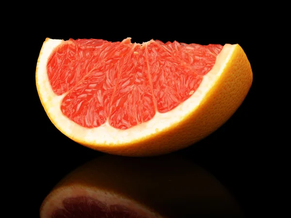 Estudio tiro cuarto pomelo aislado negro — Foto de Stock