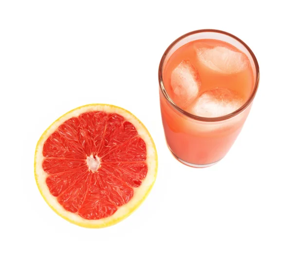 Estúdio tiro toranja fatiada com suco isolado branco — Fotografia de Stock