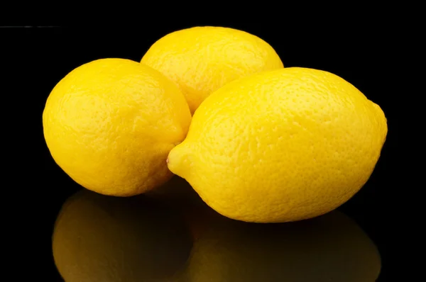 Studio filmó tres limones enteros aislados en negro — Foto de Stock