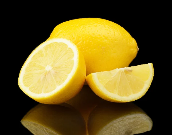 Stüdyo çekim üç limon siyah izole dilimlenmiş — Stok fotoğraf