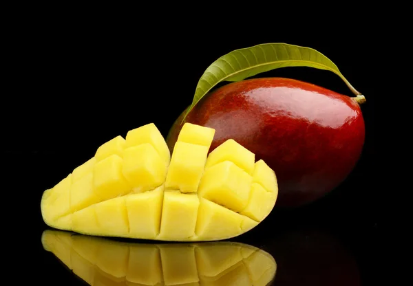 Reife Mango mit Scheibe und Blatt isoliert schwarzen Hintergrund — Stockfoto