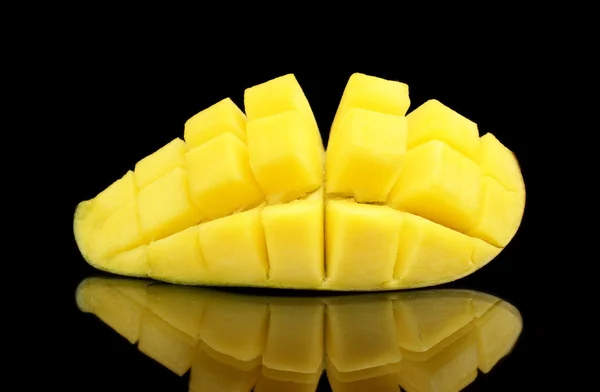 Reife Mango Abschnitt isoliert schwarzen Hintergrund — Stockfoto