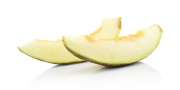 Piel de sapo trozos de melón verde aislado blanco — Foto de Stock