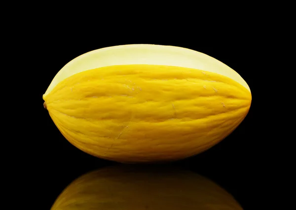 Giallo intero Melone canarino isolato nero in studio — Foto Stock