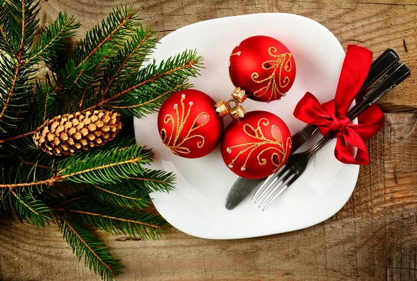 Kerstbal plaat pines houten oppervlak — Stockfoto