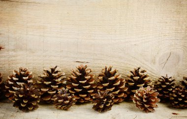 Alt satırda yatay çam Noel üzerinde ahşap konisi