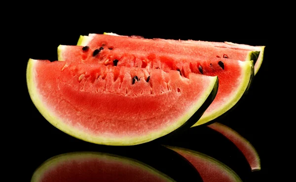 Scheiben und Scheiben Wassermelone isoliert schwarz — Stockfoto