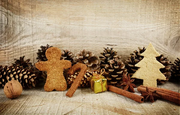 Weihnachten verschiedene Lebkuchen mit Geschenkkulisse aus Holz — Stockfoto