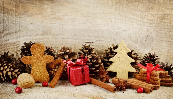 Paisagem atmosfera de Natal com Papai Noel, presente vermelho em madeira — Fotografia de Stock