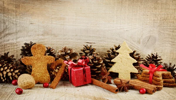 Noel Baba, ahşap üzerinde kırmızı hediye ile Noel atmosfer sahne
