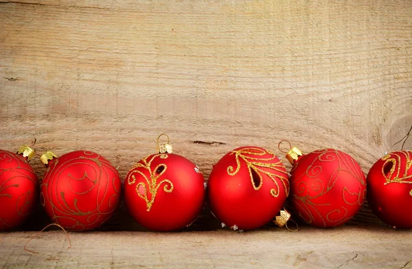 Unterm Strich rote Kugeln Weihnachtsschmuck aus Holz — Stockfoto