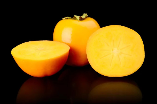 Nahaufnahme viele Kakis isoliert schwarz geschnitten — Stockfoto