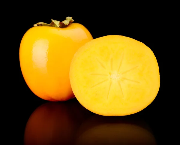 Close-up shot many kakis sliced isolated black — Stock Photo, Image