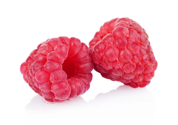 Nahaufnahme Makro zwei Himbeeren isoliert auf weiß — Stockfoto