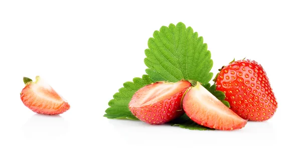 Varias fresas en rodajas con hojas aisladas — Foto de Stock