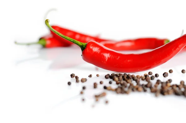 Perspectiva de la pimienta chile y pimienta negra sobre blanco — Foto de Stock