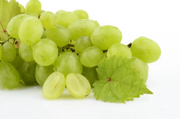 Ramo de uvas blancas sobre ramas blancas con hojas de vid — Foto de Stock