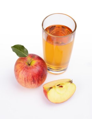 Yakın çekim shot Kırmızı elma suyu Oda üstten dilimlenmiş