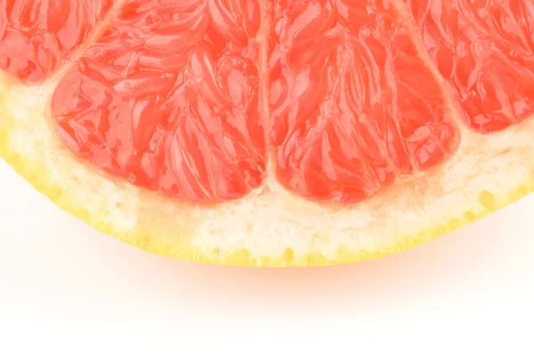 Крупный план половина грейпфрута на белом фоне — стоковое фото
