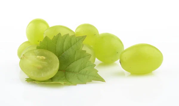 Photo de quelques raisins avec des feuilles isolées sur blanc — Photo