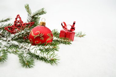 Kırmızı Noel hediyeleri, baubles sno üzerinde kırmızı yıldız ve iğneler köknar ile