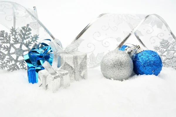 Silver, blå julgranskulor, gåvor, snöflinga med silver band — Stockfoto