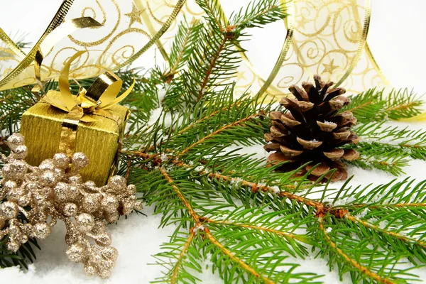 Gouden Kerstcadeaus met gouden lint en naalden fir met r — Stockfoto