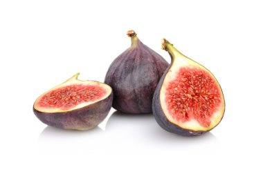 Beyaz arka plan üzerinde izole üç dilimli incir 