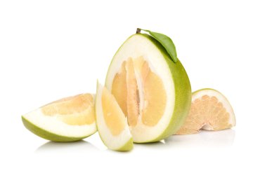 Dört pomelos, yarım, çeyrek üzerinde beyaz izole