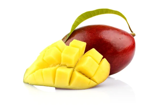 Mango maturo con fetta e foglia isolata sfondo bianco — Foto Stock