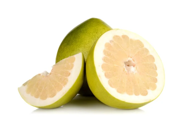 Üç pomelos, yarım, çeyrek üzerinde beyaz izole