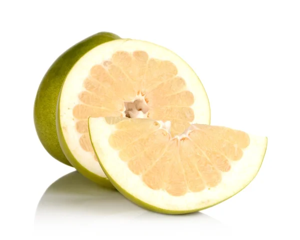 Tre grapefrukter, halv, fjärdedel isolerad på vit — Stockfoto