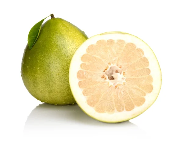 İki pomelos, yarım damla su ve yaprak üzerinde beyaz izole