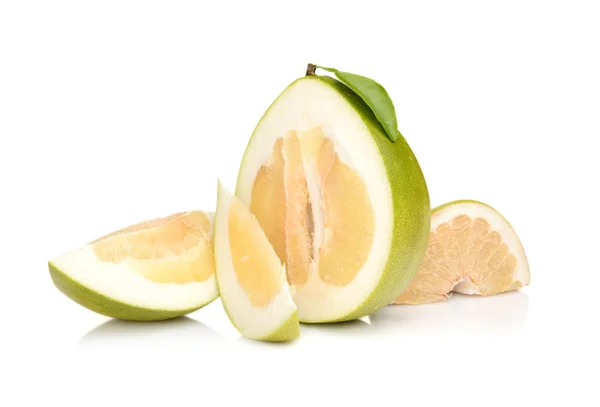 Cuatro pomelos, medio, cuarto aislado en blanco — Foto de Stock