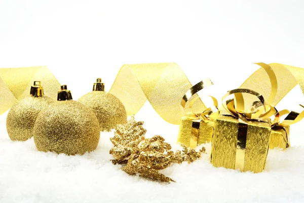Regali di Natale d'oro, baubles nastro d'oro su sno — Foto Stock
