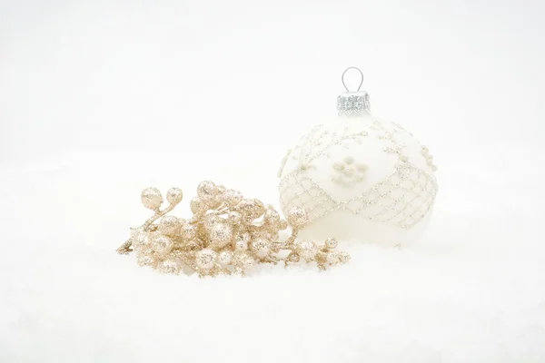 Boule de Noël blanche avec décoration dorée sur neige — Photo