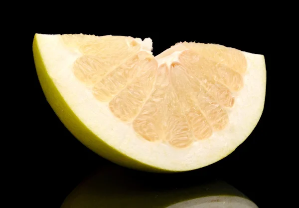 Fjärdedel av pomelo, kinesiska grapefrukt isolerade på svart — Stockfoto