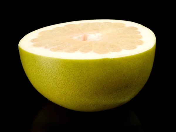 De helft van pomelo, chinese grapefruit geïsoleerd op zwart — Stockfoto