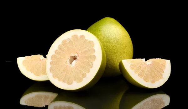 Cuatro pomelos, medio, cuarto aislado sobre negro — Foto de Stock