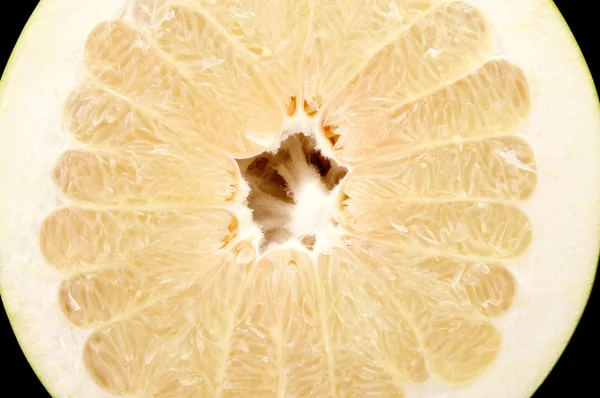 De helft van pomelo, chinese grapefruit geïsoleerd op zwart — Stockfoto