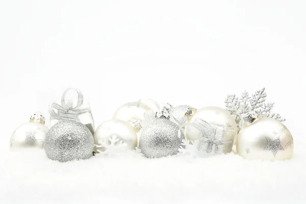 Décoration de Noël en argent sur neige en ligne — Photo