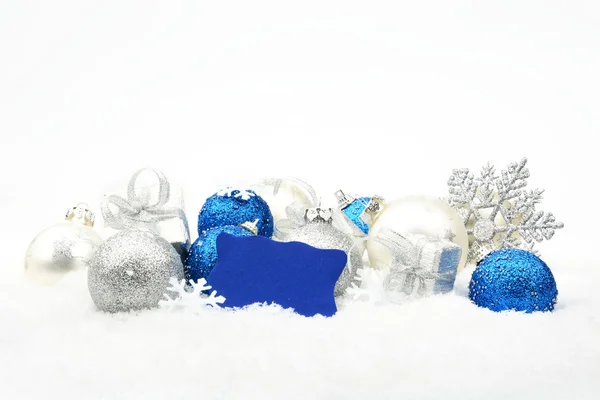 Argento e blu decorazione natalizia sulla neve con biglietto auguri — Foto Stock