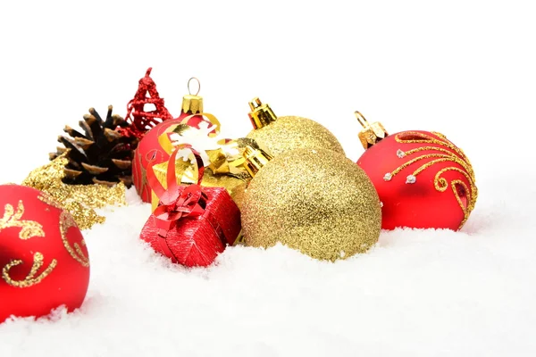 Zlatá, červená Vánoční dekorace na sněhu — Stock fotografie