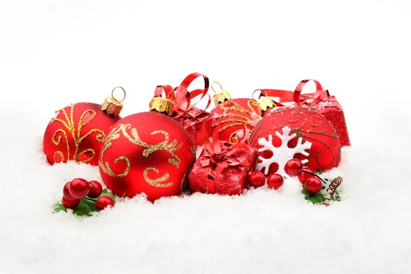 Czerwone świąteczne dekoracje na śniegu — Zdjęcie stockowe